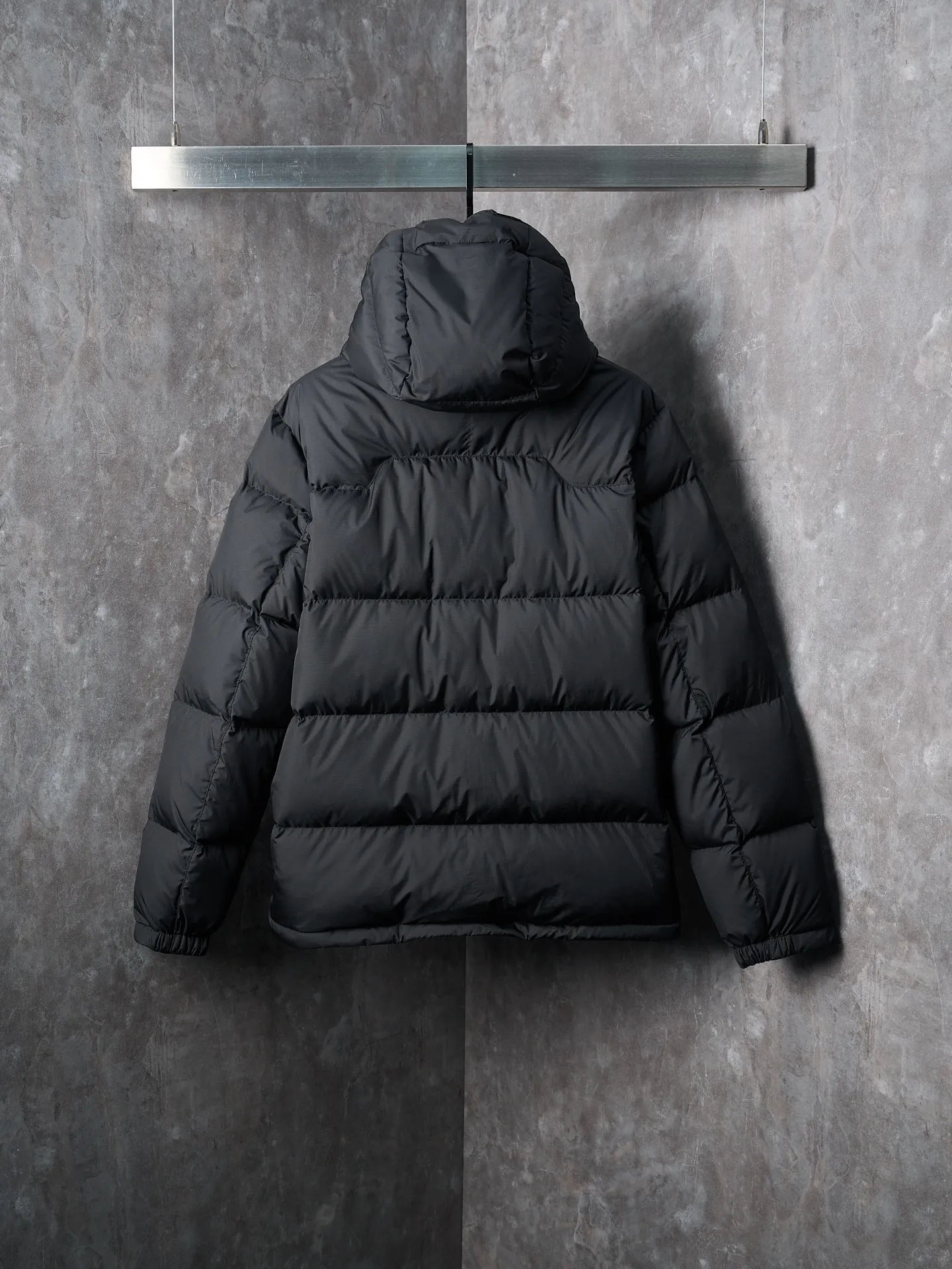 P940 Actual auction】Ralph Lauren/Ralph Lauren classic red label pony embroidered zipper hooded down jacket [Ready stock] S M L XL is made of 90 white duck down with a weight of 260g, ensuring excellent thermal insulation performance. After strict screening and processing, the velvet is not easy to drill, ensuring durability. The nylon fabric has good windproof and waterproof properties, which can effectively block the intrusion of wind and rain from the outside. It keeps the interior dry and is suitable for wearing in humid or rainy environments.  The red label on the chest is made with an imported MECLO embroidery machine. The original pattern is scanned first, and then high-quality silk thread is used to make a pattern. The density effect is adjusted by continuous pattern making.  Detachable hood: The down jacket is equipped with a detachable nylon hood, which users can easily remove or install according to weather changes or personal preferences, which is both practical and convenient.  Exquisite details: the zipper design is simple and elegant, easy to operate; the closing design of the cuffs and hem effectively prevents the intrusion of cold wind, improving the warmth and comfort of wearing.  All the hangtags, wash marks, air holes, and four-button buttons are all custom-made using original one-to-one molds.